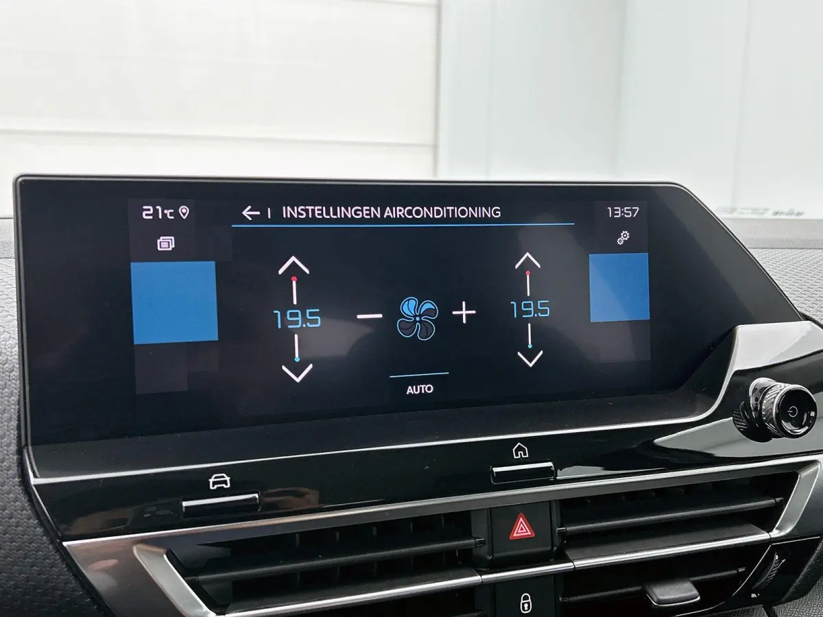 1.2 Feel Edition | Navigatie | Climate Control | Achteruitrijcamera | Apple Carplay/Android Auto | Head-Up Display | Led Koplampen |