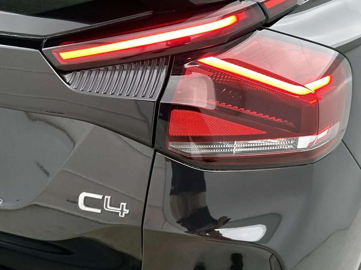 1.2 Feel Edition | Navigatie | Climate Control | Achteruitrijcamera | Apple Carplay/Android Auto | Head-Up Display | Led Koplampen |