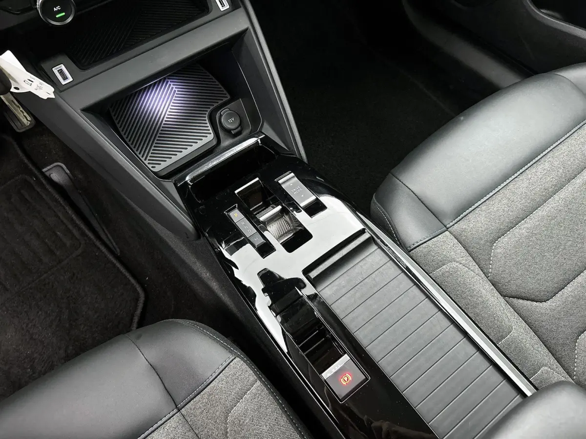 1.2 Feel Edition | Navigatie | Climate Control | Achteruitrijcamera | Apple Carplay/Android Auto | Head-Up Display | Led Koplampen |