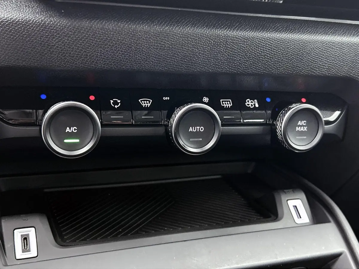 1.2 Feel Edition | Navigatie | Climate Control | Achteruitrijcamera | Apple Carplay/Android Auto | Head-Up Display | Led Koplampen |