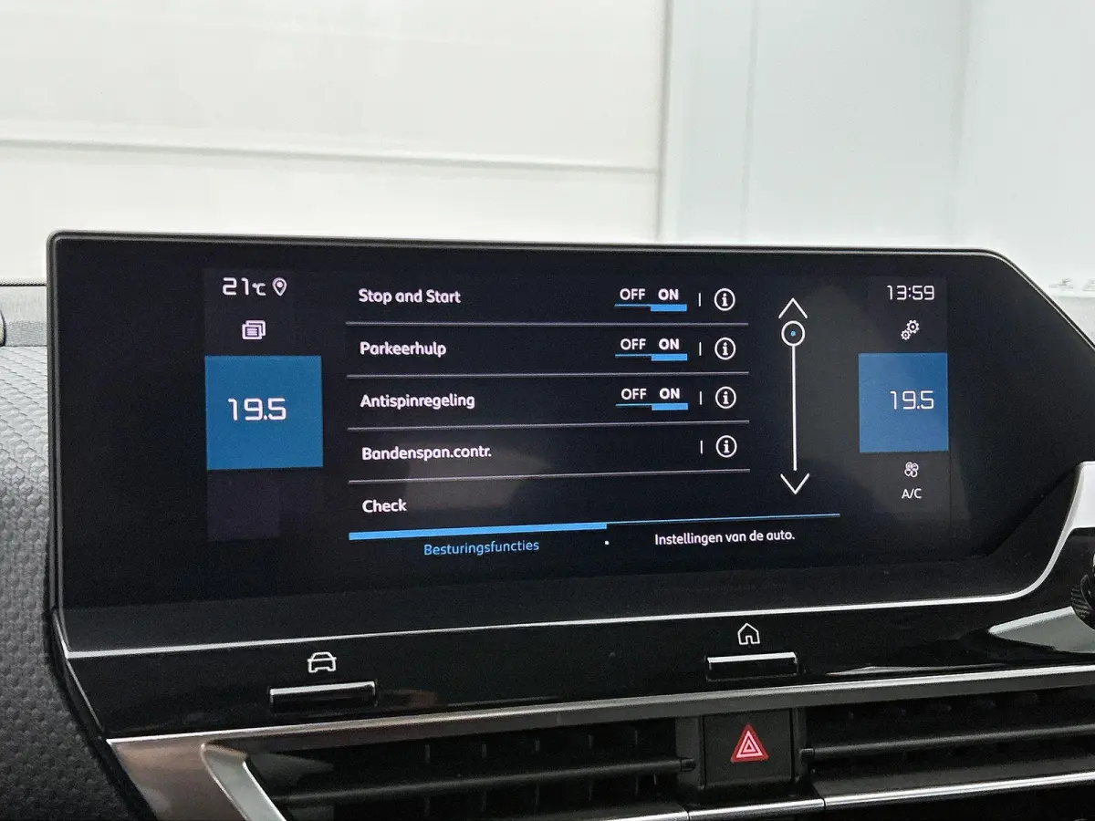 1.2 Feel Edition | Navigatie | Climate Control | Achteruitrijcamera | Apple Carplay/Android Auto | Head-Up Display | Led Koplampen |