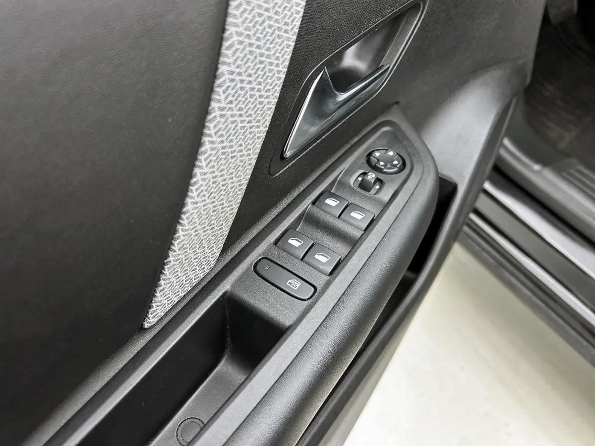 1.2 Feel Edition | Navigatie | Climate Control | Achteruitrijcamera | Apple Carplay/Android Auto | Head-Up Display | Led Koplampen |