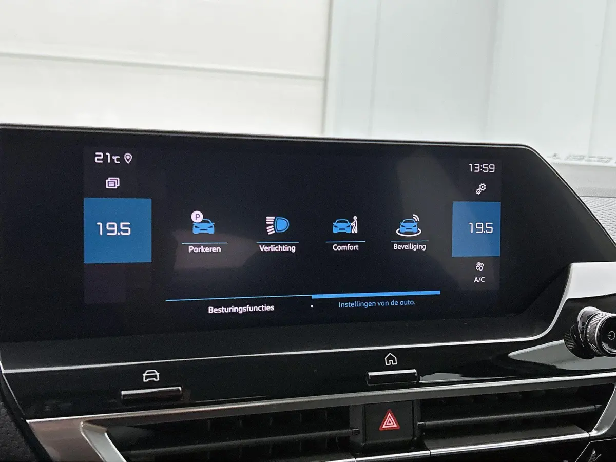1.2 Feel Edition | Navigatie | Climate Control | Achteruitrijcamera | Apple Carplay/Android Auto | Head-Up Display | Led Koplampen |