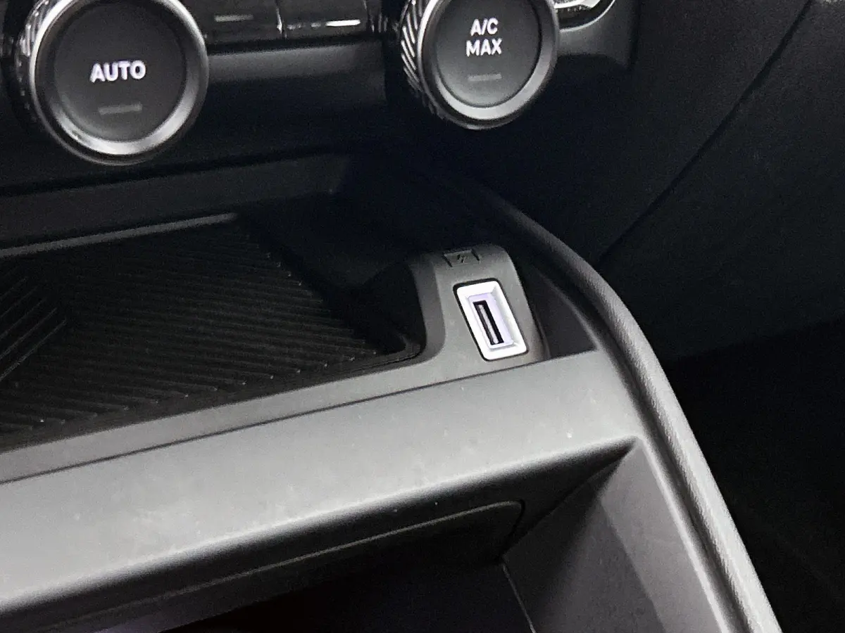 1.2 Feel Edition | Navigatie | Climate Control | Achteruitrijcamera | Apple Carplay/Android Auto | Head-Up Display | Led Koplampen |