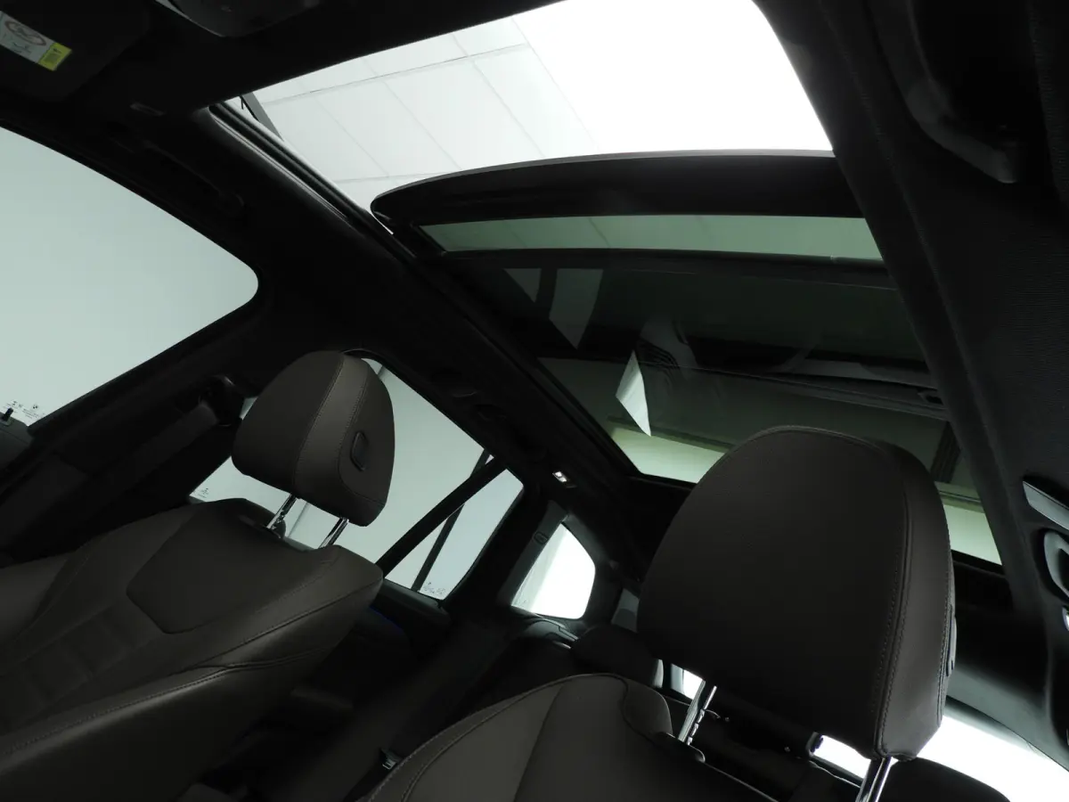 High Executive 80 kWh | LED | Leder | SOH 99% | HUD | Active cruise | Panoramadak | Trekhaak | Sportstoelen | DAB | Harman-kardon sound | Alu 20 inch