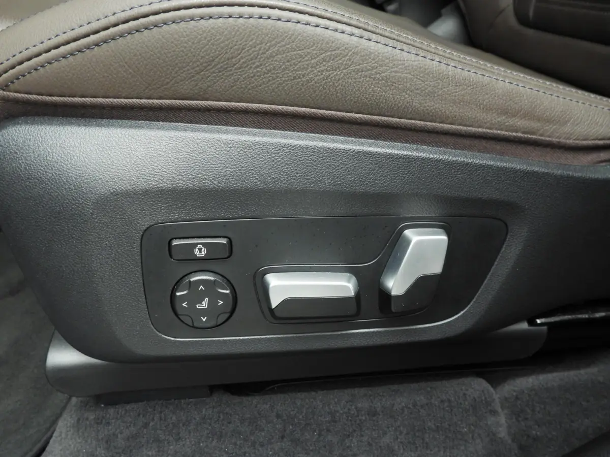 High Executive 80 kWh | LED | Leder | SOH 99% | HUD | Active cruise | Panoramadak | Trekhaak | Sportstoelen | DAB | Harman-kardon sound | Alu 20 inch