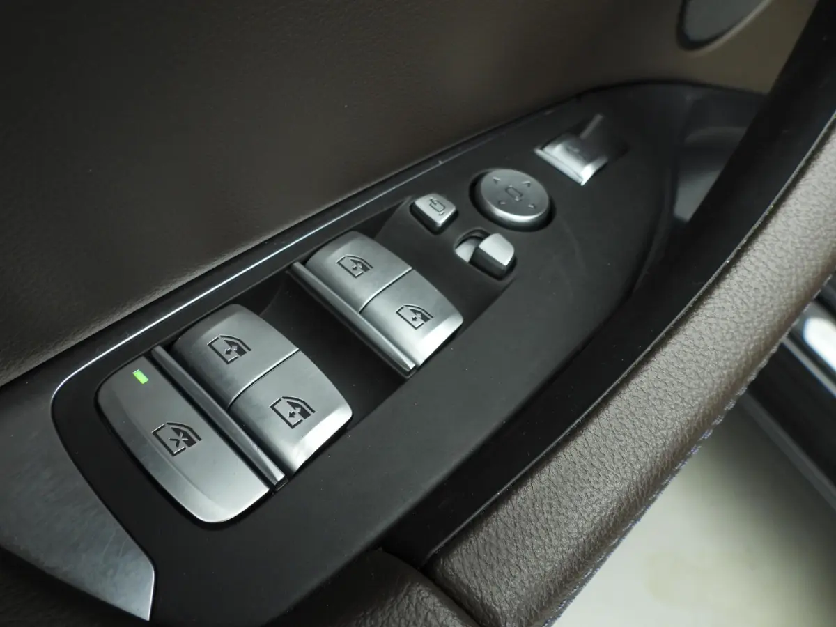 High Executive 80 kWh | LED | Leder | SOH 99% | HUD | Active cruise | Panoramadak | Trekhaak | Sportstoelen | DAB | Harman-kardon sound | Alu 20 inch