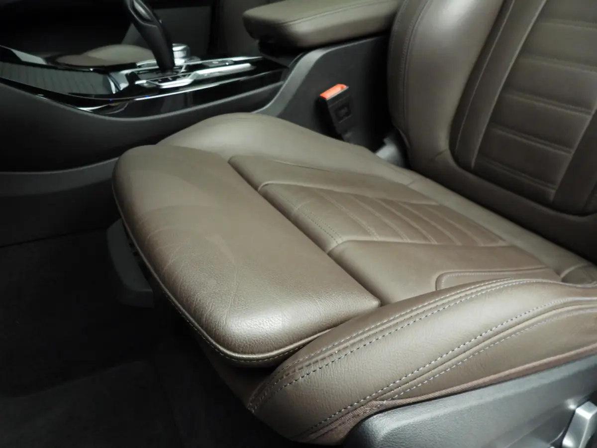 High Executive 80 kWh | LED | Leder | SOH 99% | HUD | Active cruise | Panoramadak | Trekhaak | Sportstoelen | DAB | Harman-kardon sound | Alu 20 inch