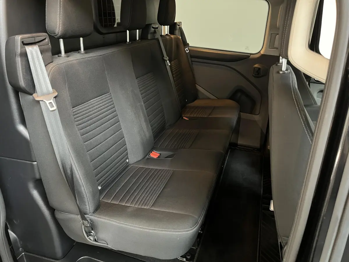 300 2.0 TDCI L2H1 Limited Dubbele cabine Navigatie Airco 2 Schuifdeuren Trekhaak Parkeersensoren Apple Carplay