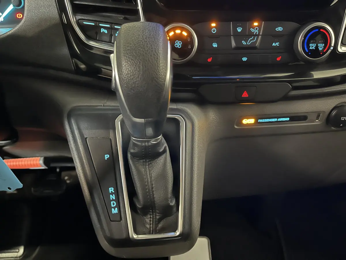 300 2.0 TDCI L2H1 Limited Dubbele cabine Navigatie Airco 2 Schuifdeuren Trekhaak Parkeersensoren Apple Carplay