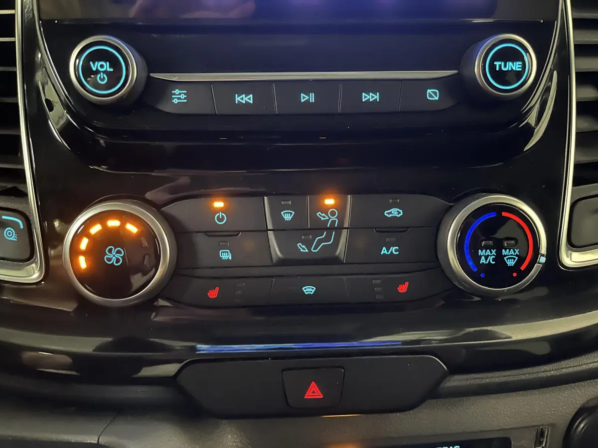 300 2.0 TDCI L2H1 Limited Dubbele cabine Navigatie Airco 2 Schuifdeuren Trekhaak Parkeersensoren Apple Carplay