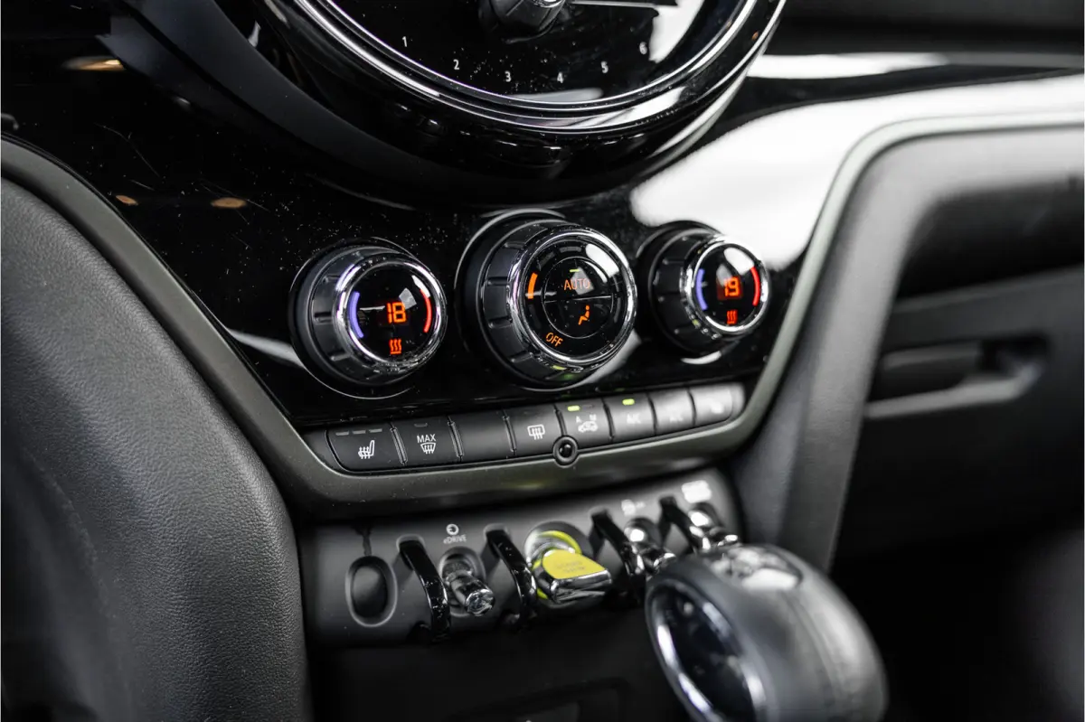 1.5 Cooper ALL4 Leder / Camera / 18 inch / Carplay