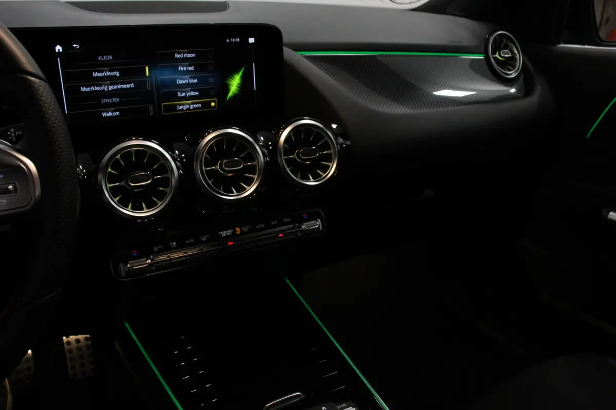 200 Automaat AMG Line Navigatie Climate Control Camera Parkeer sensoren Stoelverwarming Electrisch bedienbare achterklep Dab Led Sfeerverlichting Extra Getint Glas