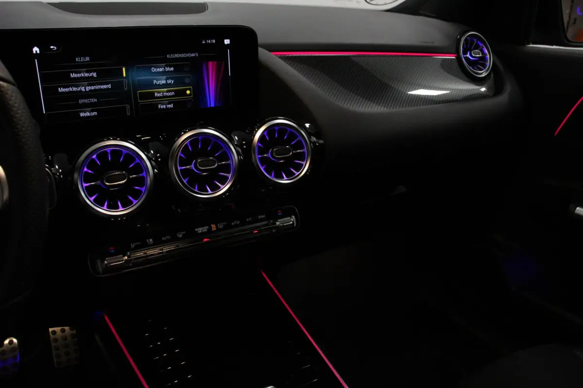 200 Automaat AMG Line Navigatie Climate Control Camera Parkeer sensoren Stoelverwarming Electrisch bedienbare achterklep Dab Led Sfeerverlichting Extra Getint Glas