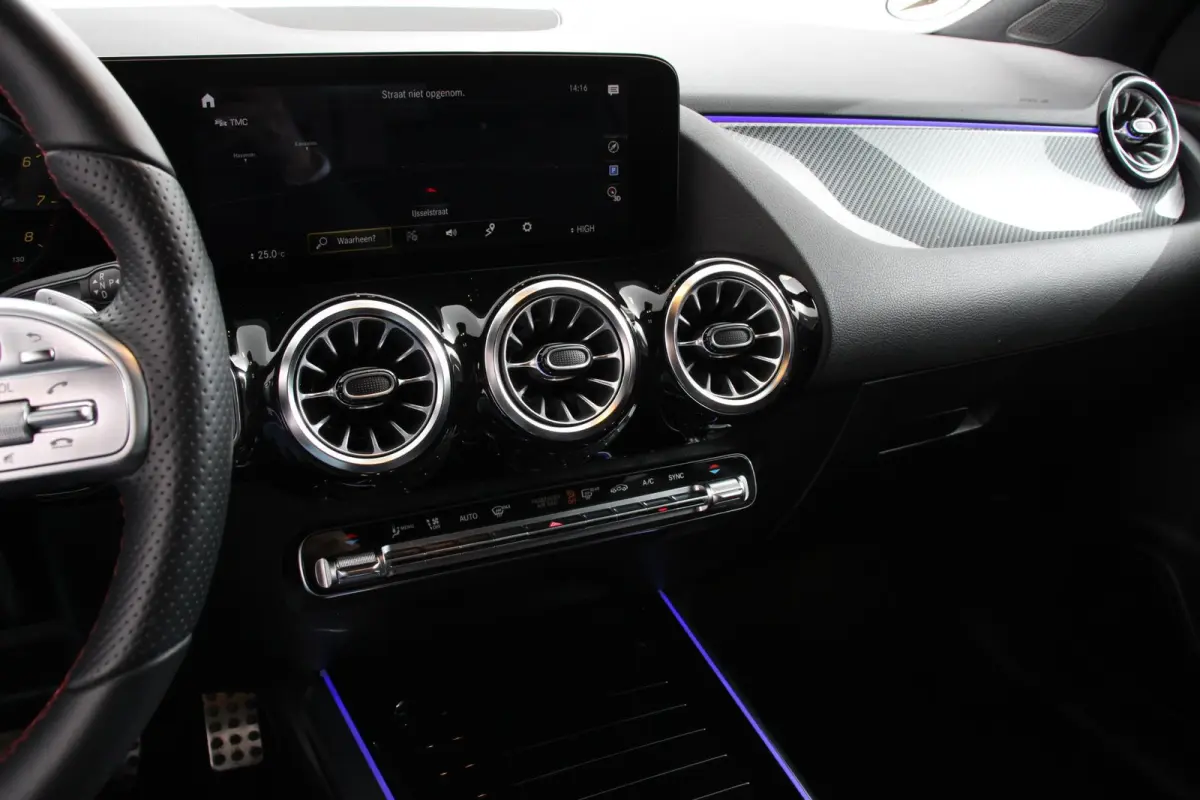 200 Automaat AMG Line Navigatie Climate Control Camera Parkeer sensoren Stoelverwarming Electrisch bedienbare achterklep Dab Led Sfeerverlichting Extra Getint Glas