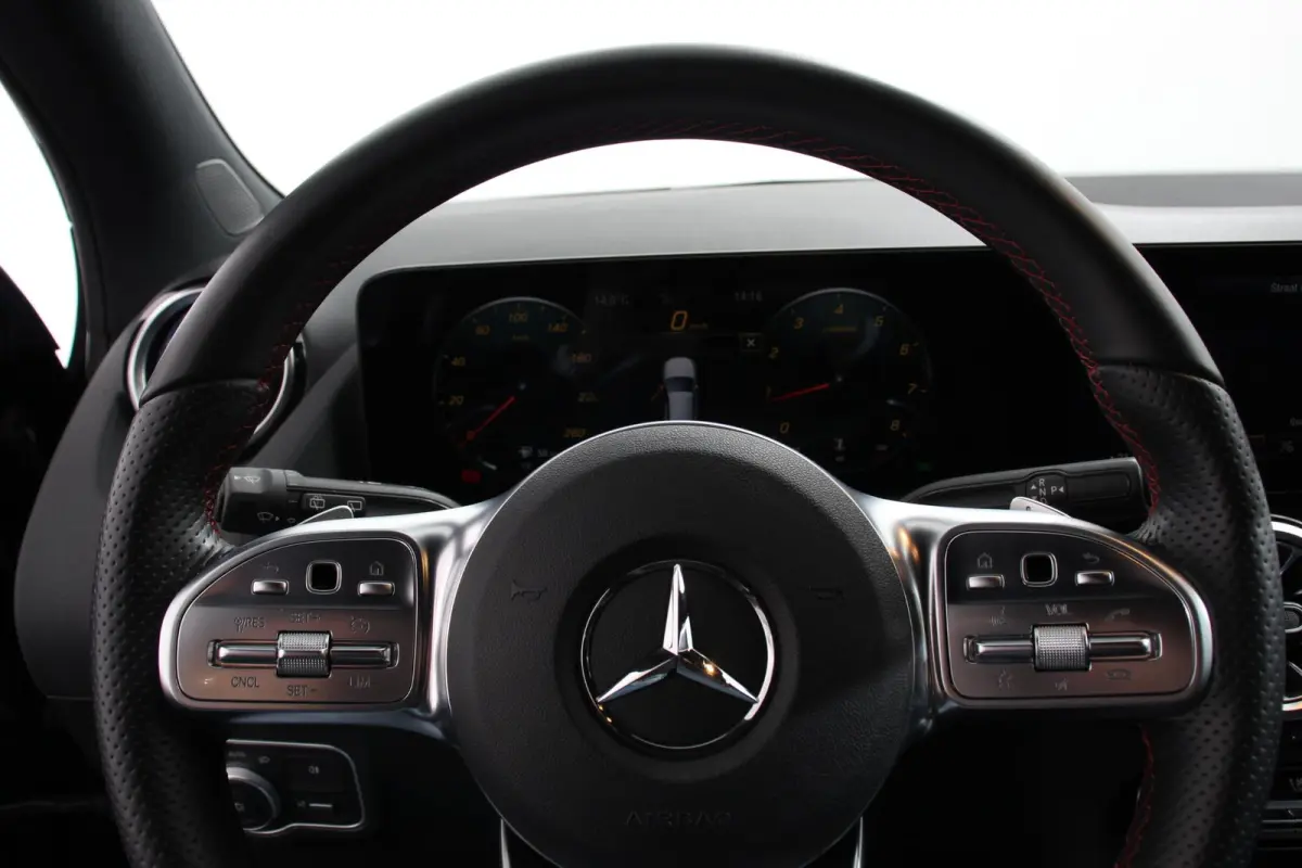 200 Automaat AMG Line Navigatie Climate Control Camera Parkeer sensoren Stoelverwarming Electrisch bedienbare achterklep Dab Led Sfeerverlichting Extra Getint Glas