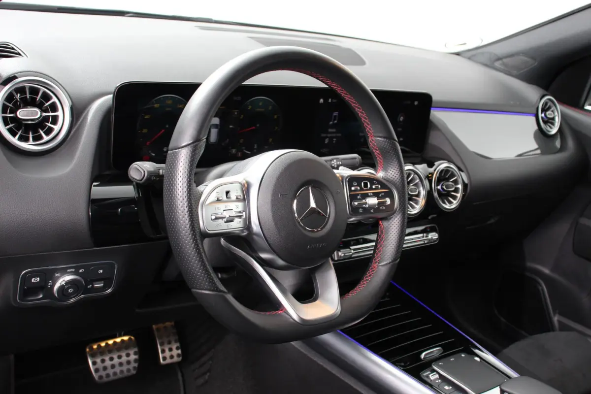 200 Automaat AMG Line Navigatie Climate Control Camera Parkeer sensoren Stoelverwarming Electrisch bedienbare achterklep Dab Led Sfeerverlichting Extra Getint Glas