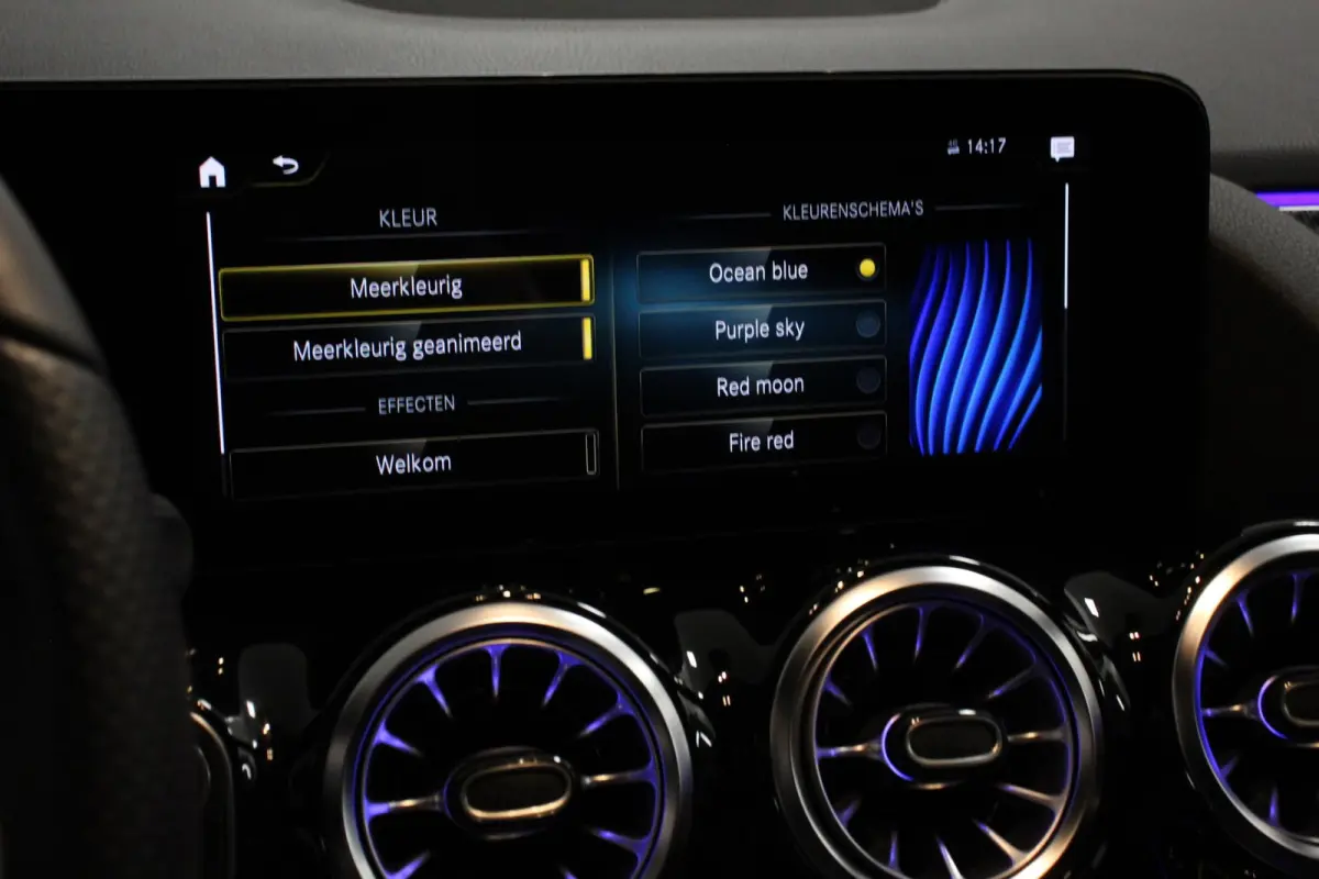 200 Automaat AMG Line Navigatie Climate Control Camera Parkeer sensoren Stoelverwarming Electrisch bedienbare achterklep Dab Led Sfeerverlichting Extra Getint Glas