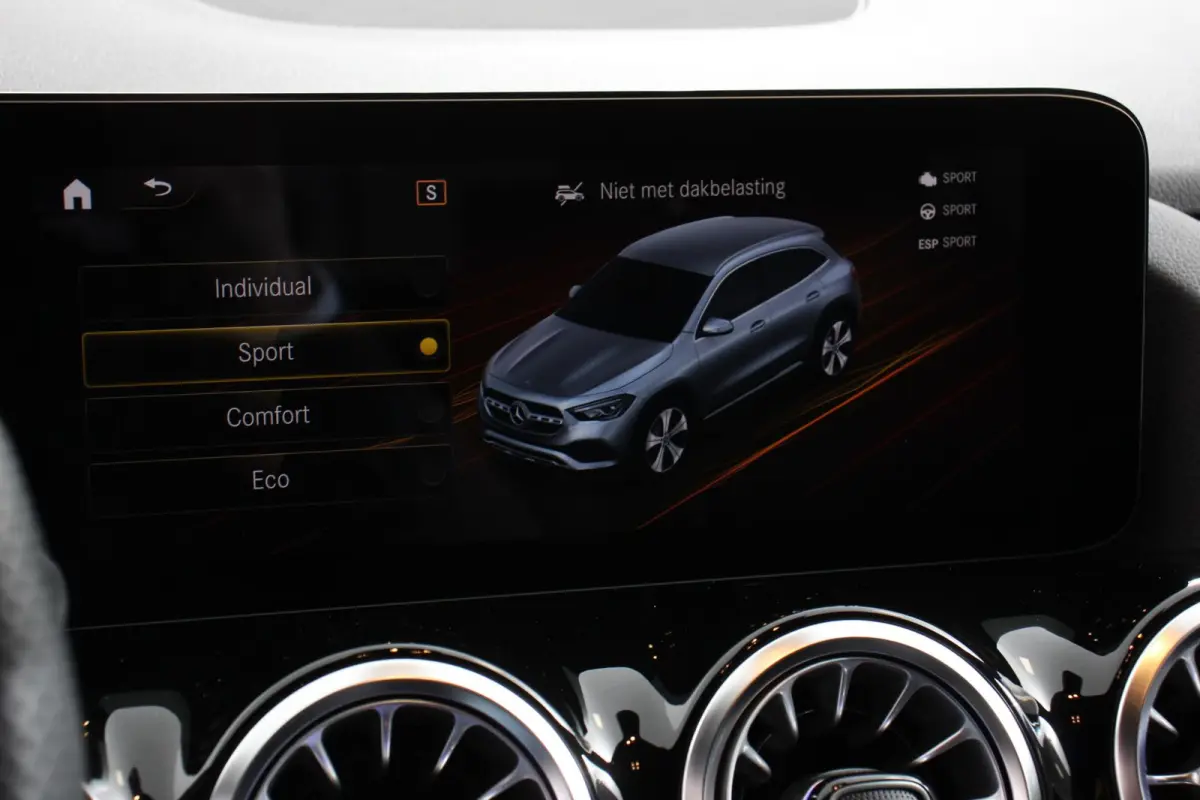 200 Automaat AMG Line Navigatie Climate Control Camera Parkeer sensoren Stoelverwarming Electrisch bedienbare achterklep Dab Led Sfeerverlichting Extra Getint Glas