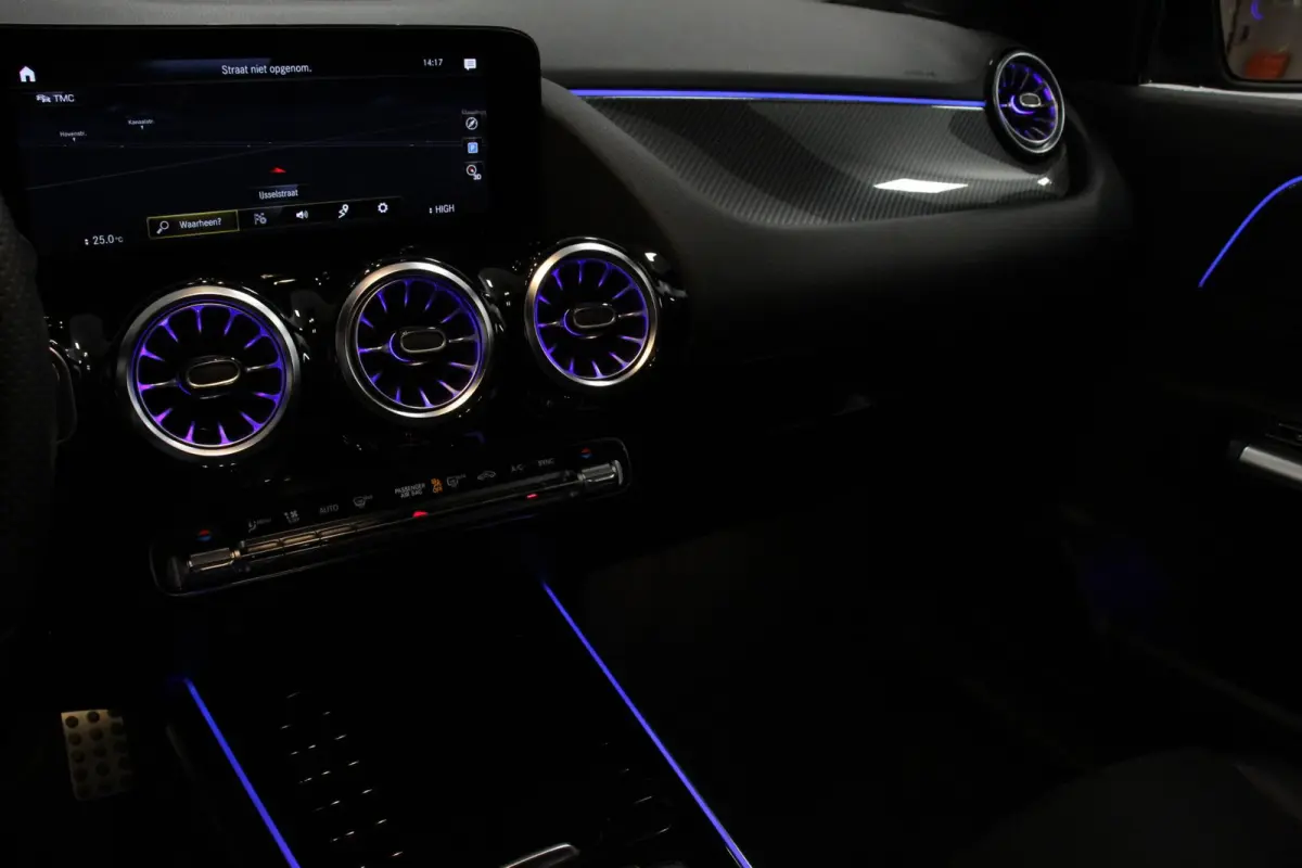 200 Automaat AMG Line Navigatie Climate Control Camera Parkeer sensoren Stoelverwarming Electrisch bedienbare achterklep Dab Led Sfeerverlichting Extra Getint Glas