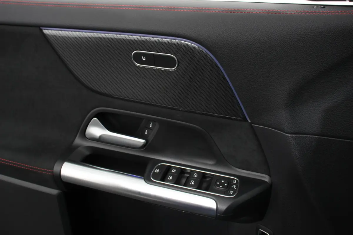 200 Automaat AMG Line Navigatie Climate Control Camera Parkeer sensoren Stoelverwarming Electrisch bedienbare achterklep Dab Led Sfeerverlichting Extra Getint Glas