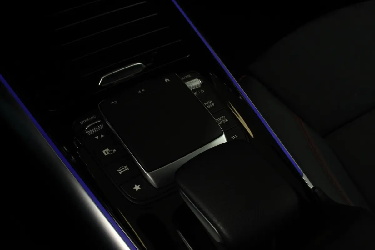 200 Automaat AMG Line Navigatie Climate Control Camera Parkeer sensoren Stoelverwarming Electrisch bedienbare achterklep Dab Led Sfeerverlichting Extra Getint Glas