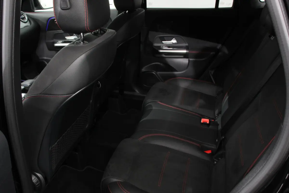 200 Automaat AMG Line Navigatie Climate Control Camera Parkeer sensoren Stoelverwarming Electrisch bedienbare achterklep Dab Led Sfeerverlichting Extra Getint Glas