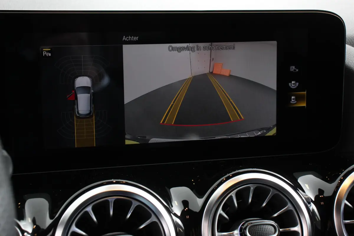 200 Automaat AMG Line Navigatie Climate Control Camera Parkeer sensoren Stoelverwarming Electrisch bedienbare achterklep Dab Led Sfeerverlichting Extra Getint Glas