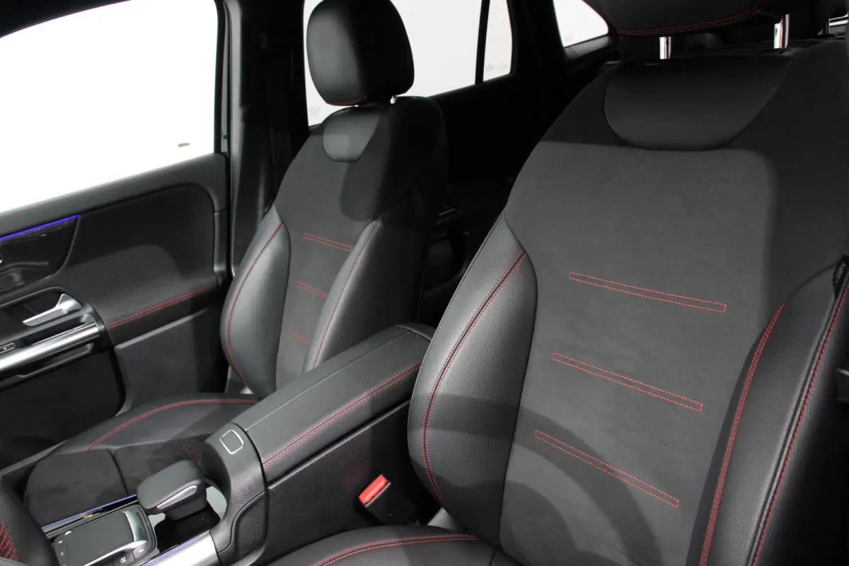 200 Automaat AMG Line Navigatie Climate Control Camera Parkeer sensoren Stoelverwarming Electrisch bedienbare achterklep Dab Led Sfeerverlichting Extra Getint Glas