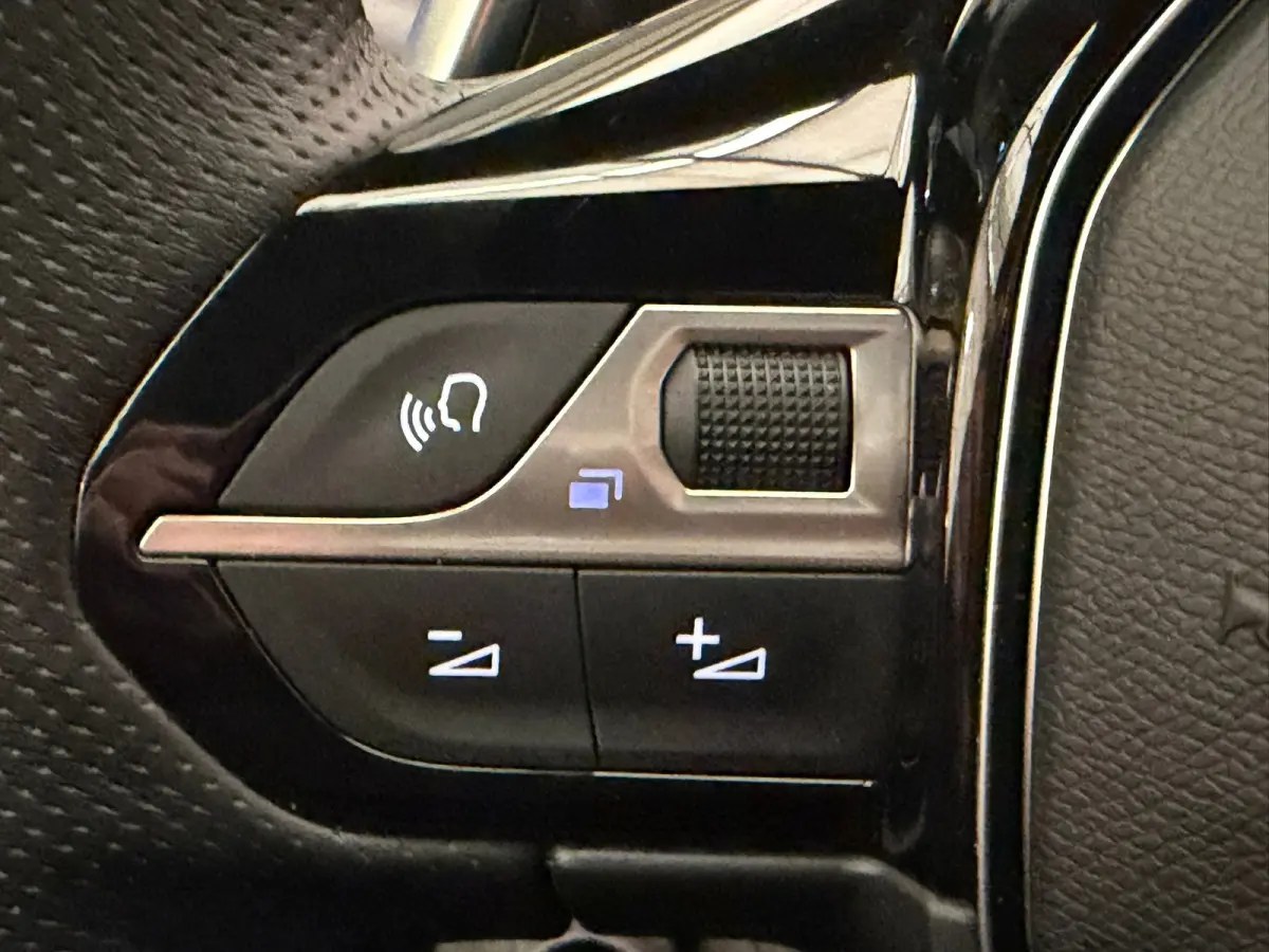 1.2 Hybrid GT Panorama Dak | Elek. Stoelen met Massage | Elek. Achterklep | Alcantara | Adaptieve Cruise | keyless | LED | Carplay | Airco (automatisch) | Apple Carplay/Android Auto|telefoon