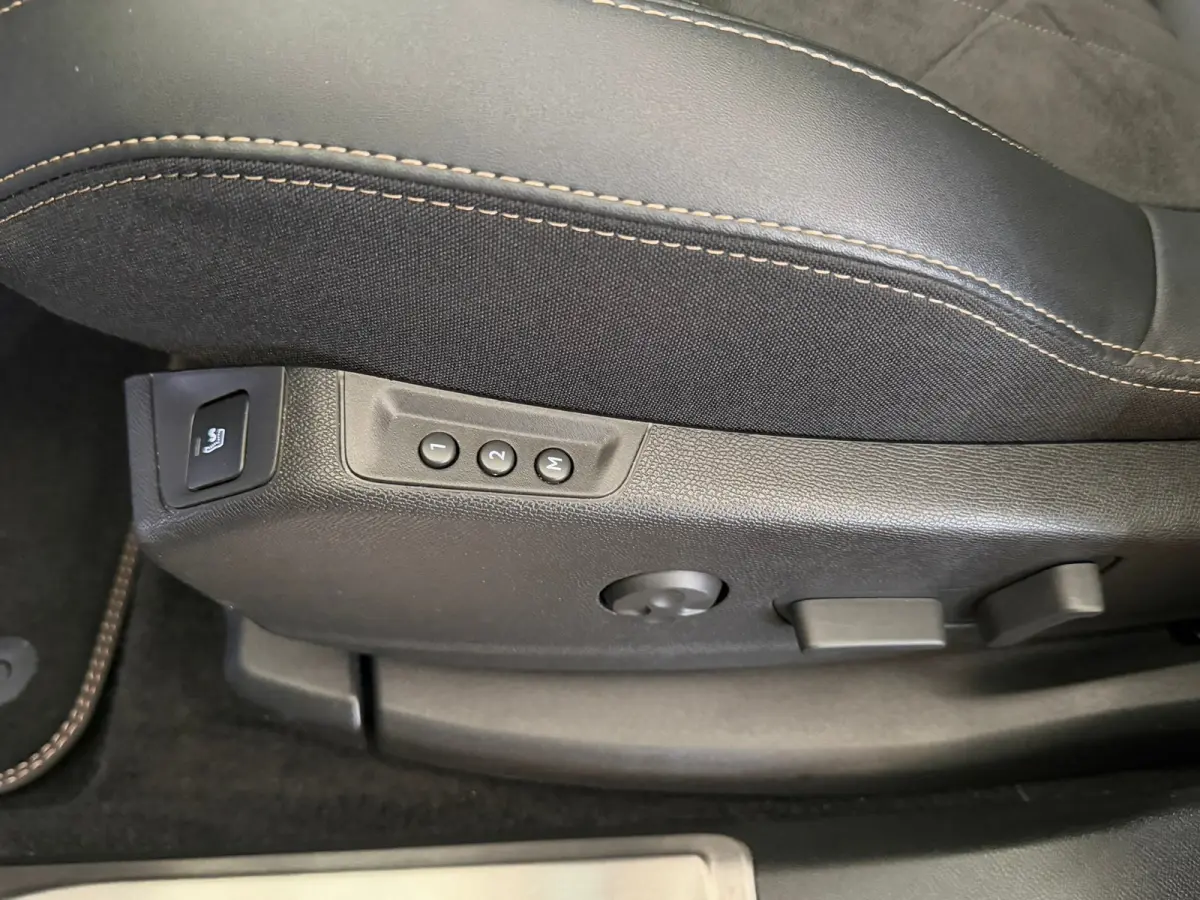 1.2 Hybrid GT Panorama Dak | Elek. Stoelen met Massage | Elek. Achterklep | Alcantara | Adaptieve Cruise | keyless | LED | Carplay | Airco (automatisch) | Apple Carplay/Android Auto|telefoon