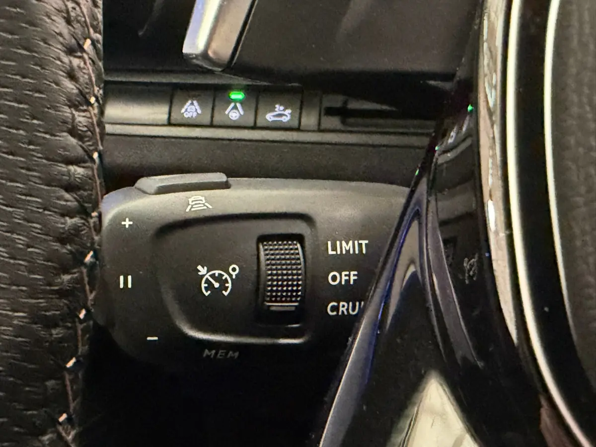 1.2 Hybrid GT Panorama Dak | Elek. Stoelen met Massage | Elek. Achterklep | Alcantara | Adaptieve Cruise | keyless | LED | Carplay | Airco (automatisch) | Apple Carplay/Android Auto|telefoon