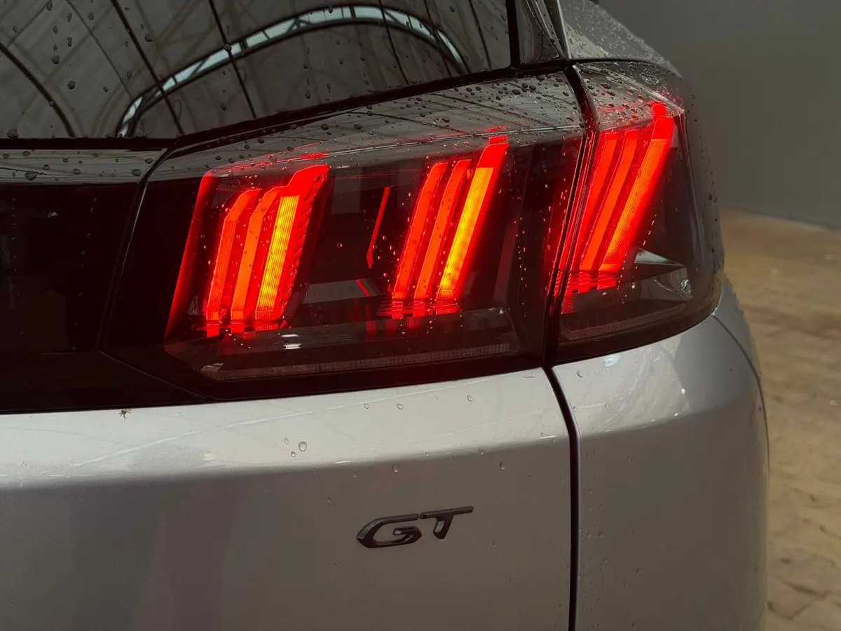 1.2 Hybrid GT Panorama Dak | Elek. Stoelen met Massage | Elek. Achterklep | Alcantara | Adaptieve Cruise | keyless | LED | Carplay | Airco (automatisch) | Apple Carplay/Android Auto|telefoon