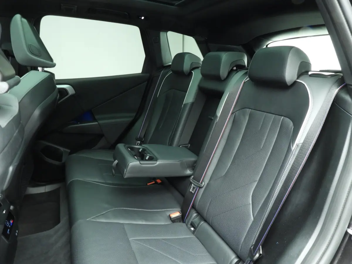 30e xDrive | M-Sportpakket | LED | Leder | HUD | Active cruise | Panoramadak | Trekhaak | DAB | Harman-kardon sound | Alu 20 inch