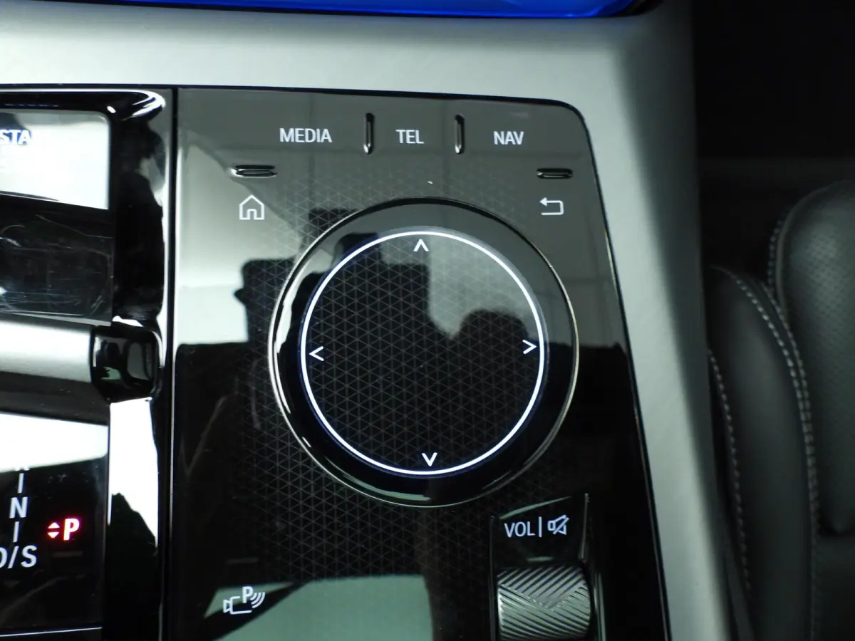 30e xDrive | M-Sportpakket | LED | Leder | HUD | Active cruise | Panoramadak | Trekhaak | DAB | Harman-kardon sound | Alu 20 inch