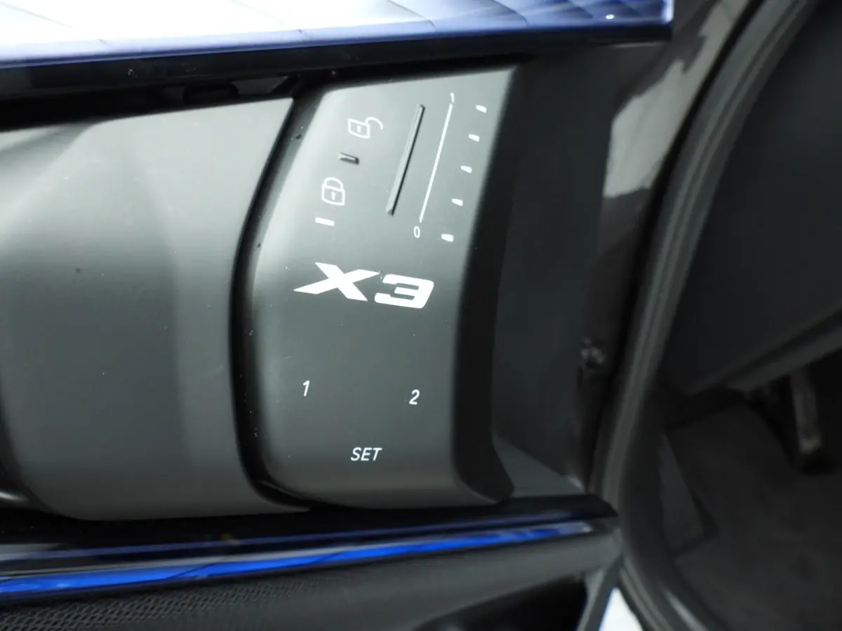 30e xDrive | M-Sportpakket | LED | Leder | HUD | Active cruise | Panoramadak | Trekhaak | DAB | Harman-kardon sound | Alu 20 inch