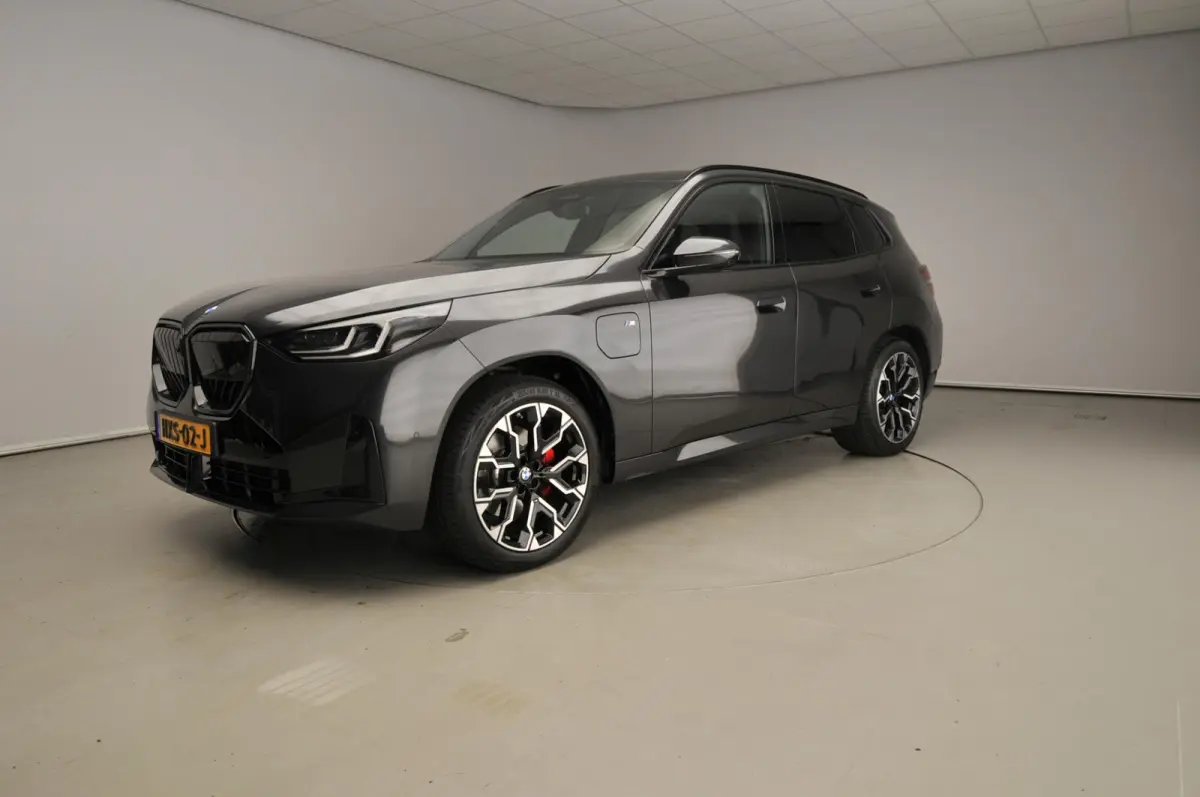 30e xDrive | M-Sportpakket | LED | Leder | HUD | Active cruise | Panoramadak | Trekhaak | DAB | Harman-kardon sound | Alu 20 inch