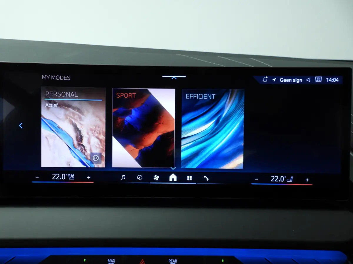 30e xDrive | M-Sportpakket | LED | Leder | HUD | Active cruise | Panoramadak | Trekhaak | DAB | Harman-kardon sound | Alu 20 inch