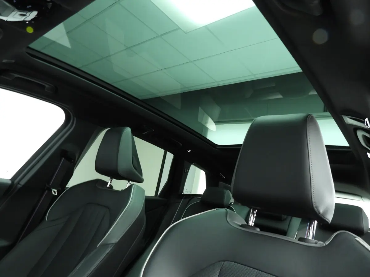 30e xDrive | M-Sportpakket | LED | Leder | HUD | Active cruise | Panoramadak | Trekhaak | DAB | Harman-kardon sound | Alu 20 inch