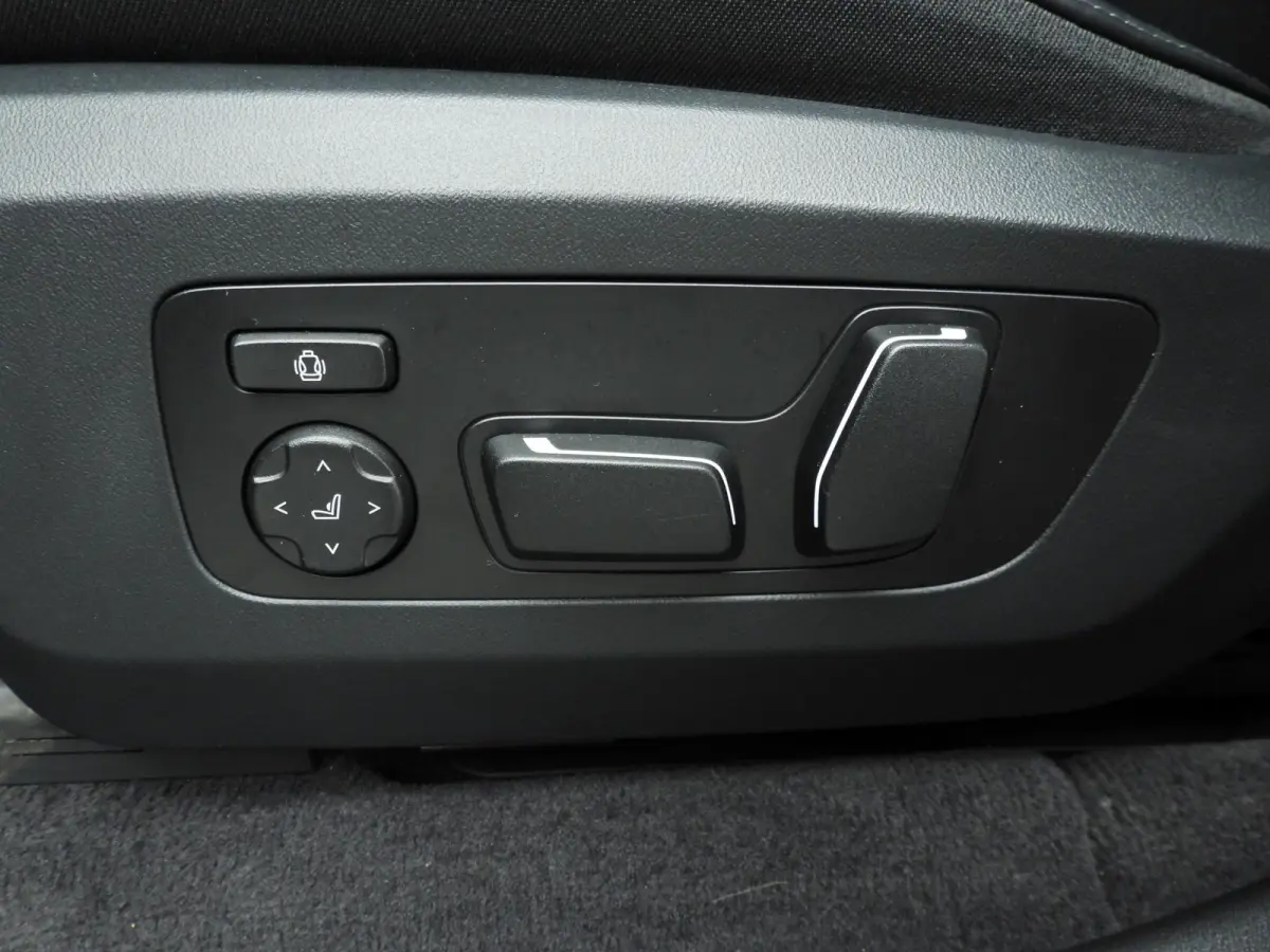 30e xDrive | M-Sportpakket | LED | Leder | HUD | Active cruise | Panoramadak | Trekhaak | DAB | Harman-kardon sound | Alu 20 inch