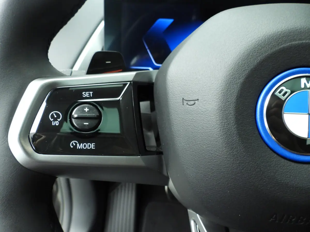 30e xDrive | M-Sportpakket | LED | Leder | HUD | Active cruise | Panoramadak | Trekhaak | DAB | Harman-kardon sound | Alu 20 inch