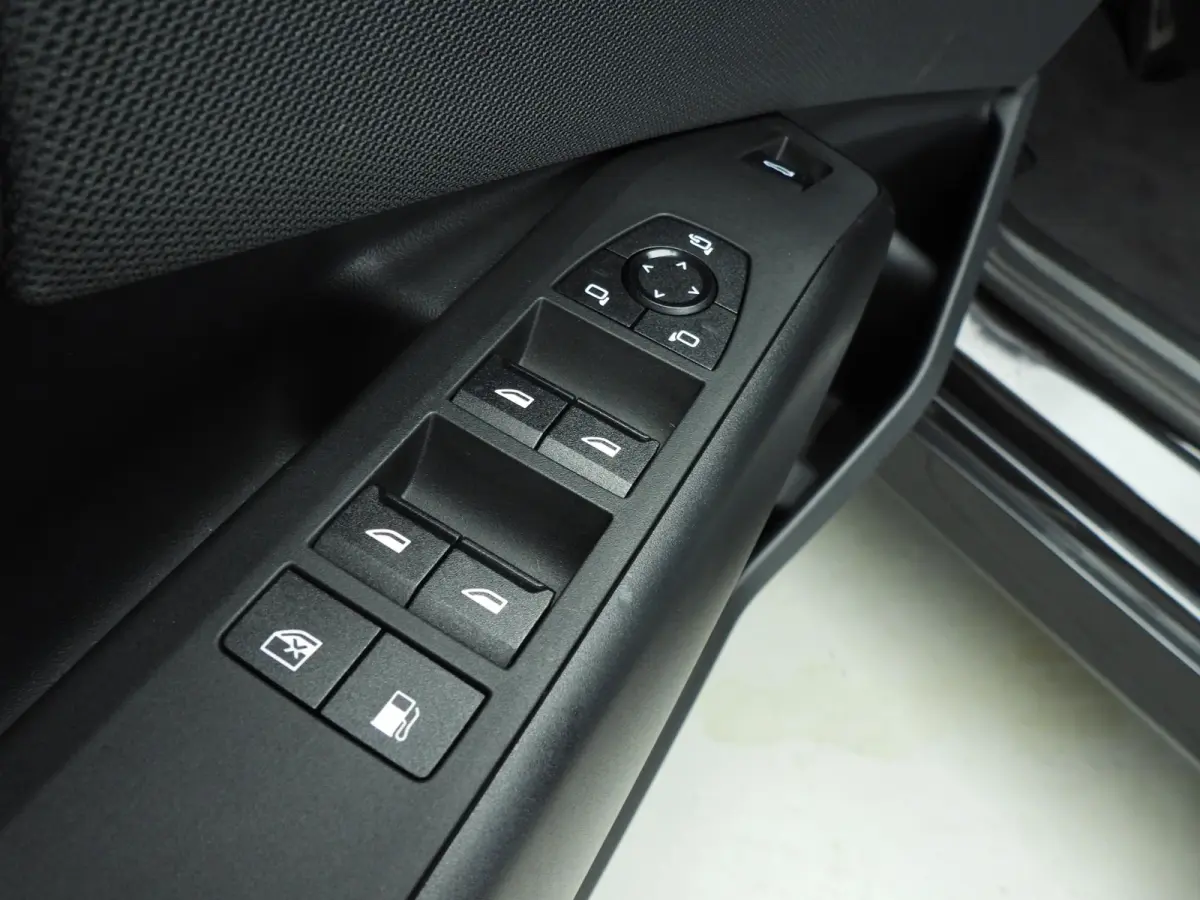 30e xDrive | M-Sportpakket | LED | Leder | HUD | Active cruise | Panoramadak | Trekhaak | DAB | Harman-kardon sound | Alu 20 inch