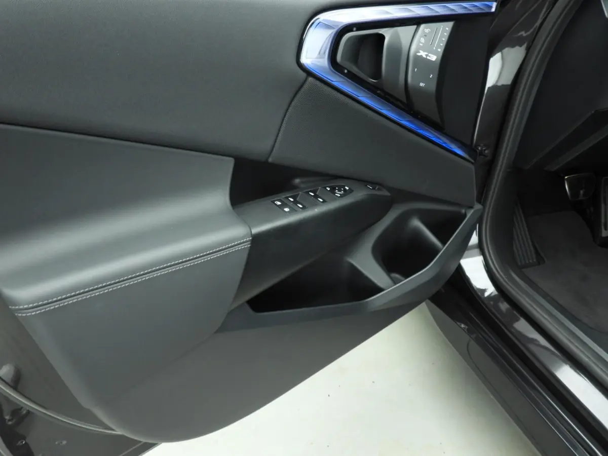 30e xDrive | M-Sportpakket | LED | Leder | HUD | Active cruise | Panoramadak | Trekhaak | DAB | Harman-kardon sound | Alu 20 inch