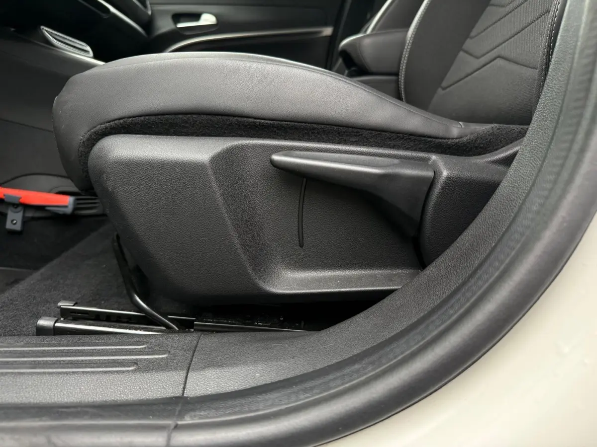 Altitude 54 kWh ACHTERUITRIJCAMERA| AIRCO AUTOMATISCH| ADAPTIEVE CRUISE CONTROL| KEYLESS ENTRY| VERWARMDE VOORRUIT| LEREN STUURWIEL|