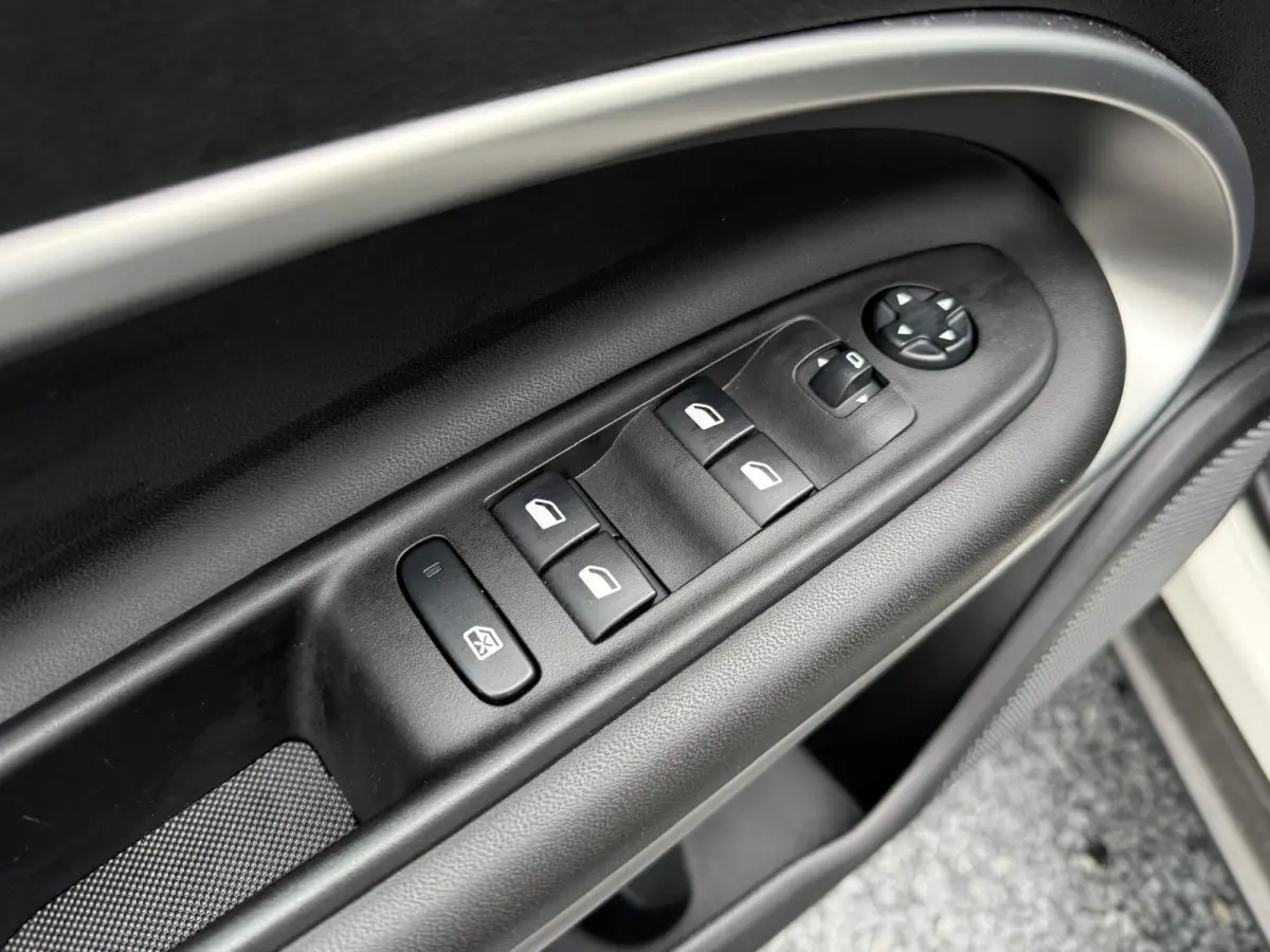 Altitude 54 kWh ACHTERUITRIJCAMERA| AIRCO AUTOMATISCH| ADAPTIEVE CRUISE CONTROL| KEYLESS ENTRY| VERWARMDE VOORRUIT| LEREN STUURWIEL|