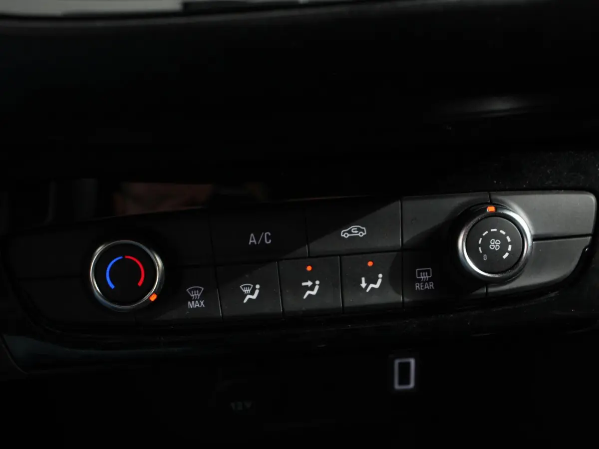 1.2 Turbo 100pk Hybrid Automaat GS Navigatie Camera Airco Cruise control Parkeersensoren Apple Carplay/ Android Auto Lichtmetalen velgen LED
