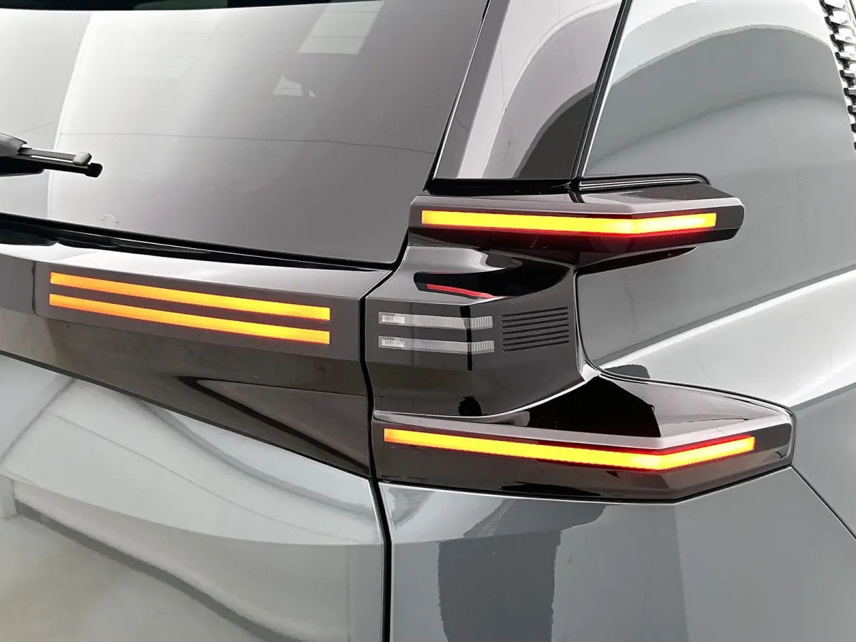 Plus Comfort Range 74 kWh | Navigatie | Accu 99% | Handsfree Kofferklep | Apple Carplay/Android Auto | Dodehoek Bewaking | Adaptieve Cruise Control | Head-Up Display |
