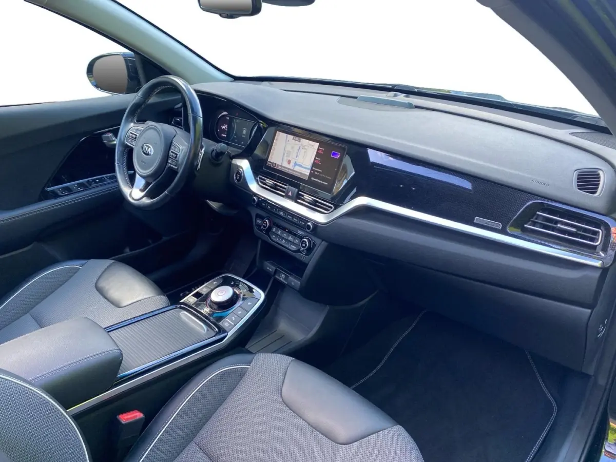 DynamicPlusLine 64 kWh Climate control | Stoel,- en stuurverwarming | Parkeercamera | Cruise control | Elek. schuif/kanteldak | 16 inch LM velgen |