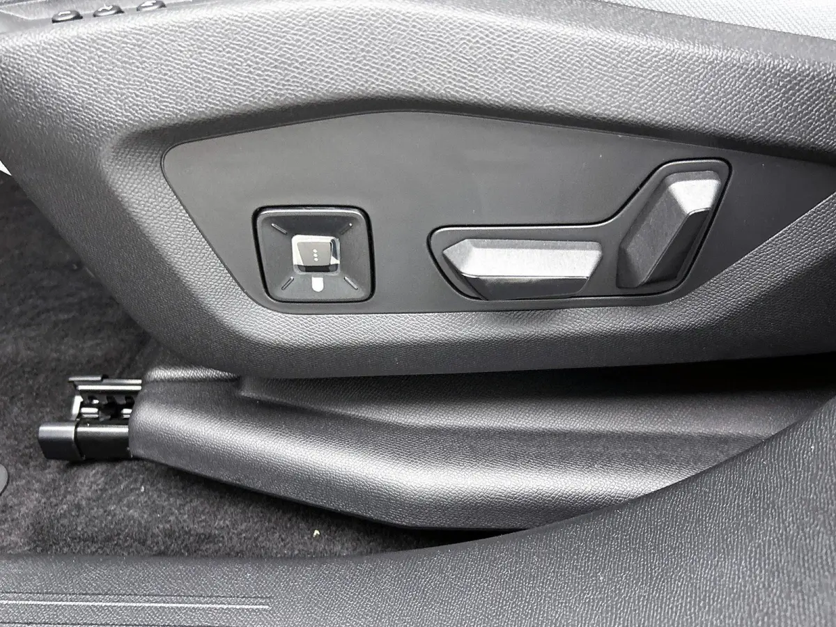 1.6 Plug-In Hybrid 225 Max | Elektrisch Verstelbare Massagestoelen | Dodehoekbewaking | Navigatie | Heads-Up Display | Handsfree Kofferklep | Adaptieve Cruise Control |