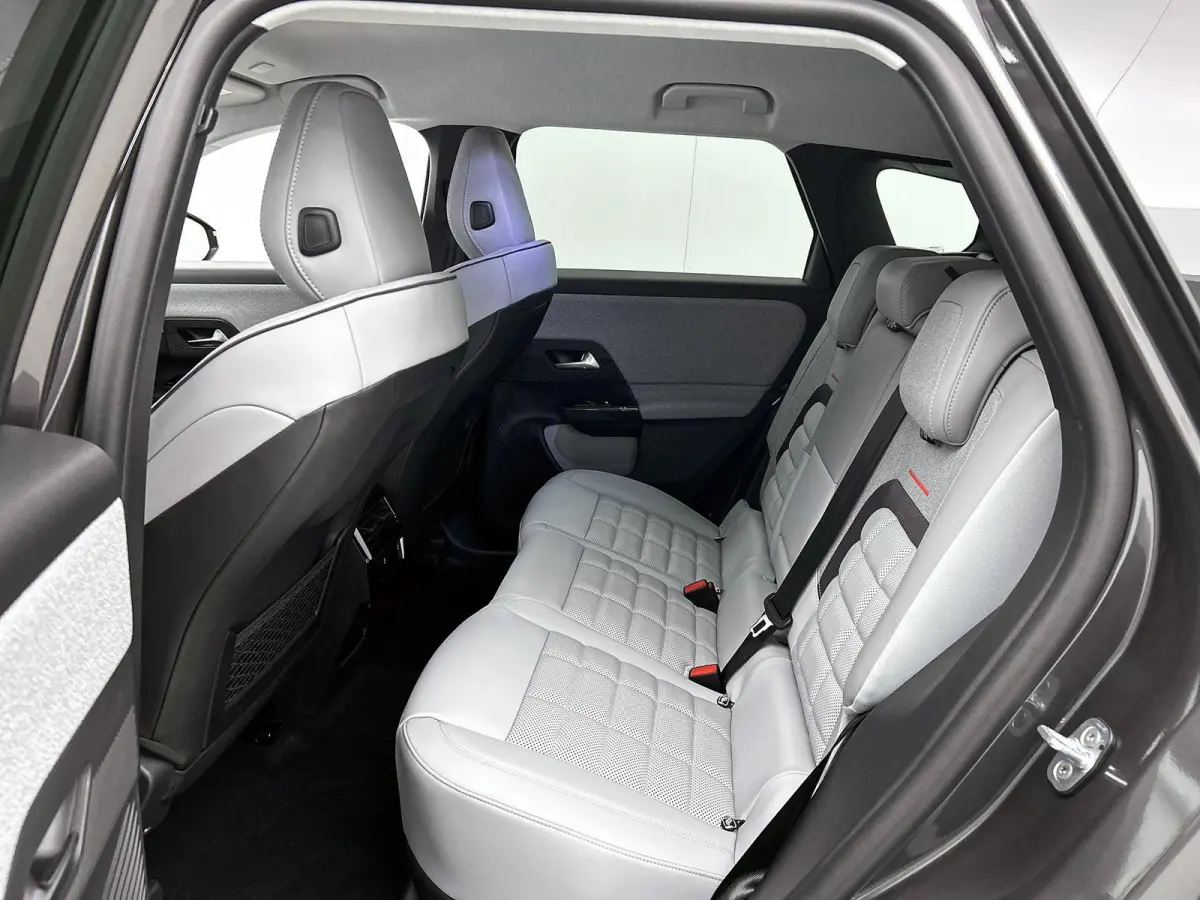 1.6 Plug-In Hybrid 225 Max | Elektrisch Verstelbare Massagestoelen | Dodehoekbewaking | Navigatie | Heads-Up Display | Handsfree Kofferklep | Adaptieve Cruise Control |